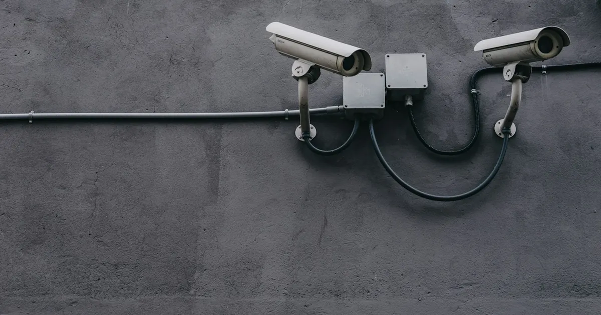 Dos cámaras de vigilancia montadas en una pared