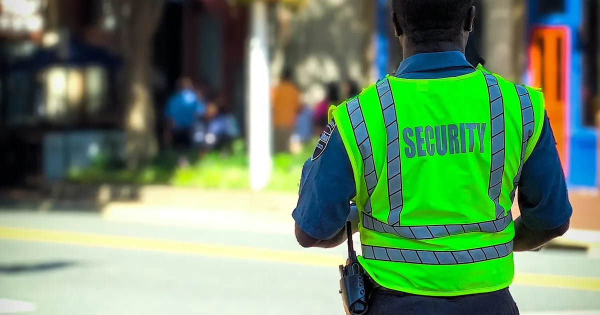 Guardia de seguridad con chaleco reflejante en la calle