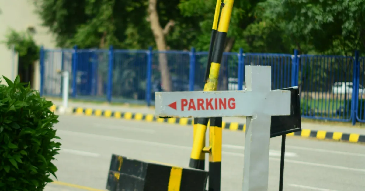 Pluma de acceso vehicular con letrero de estacionamiento