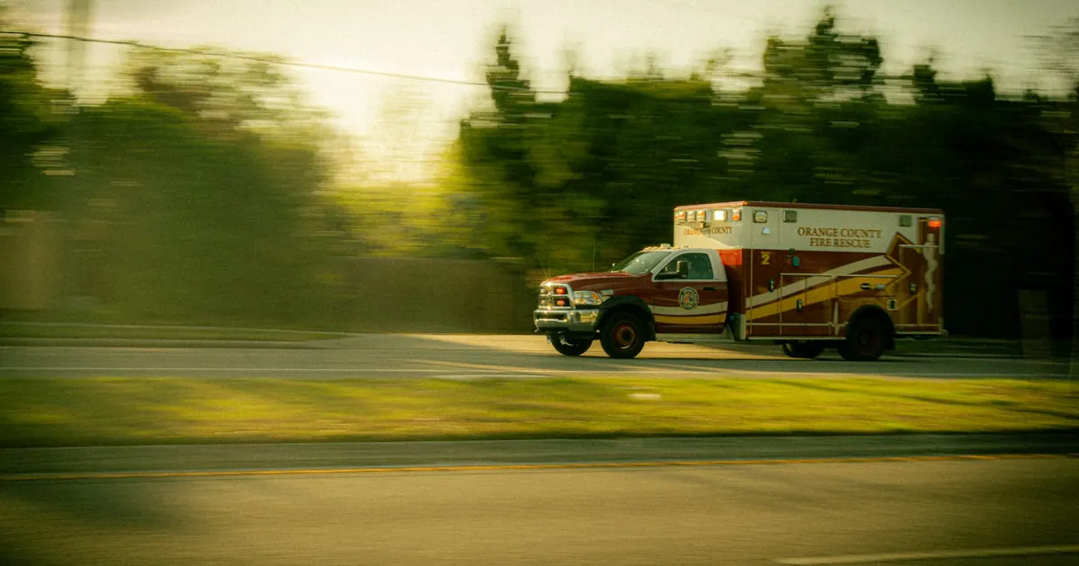 Ambulancia circulando por una carretera