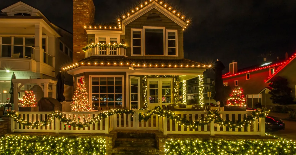 Casa decorada con luces navideñas